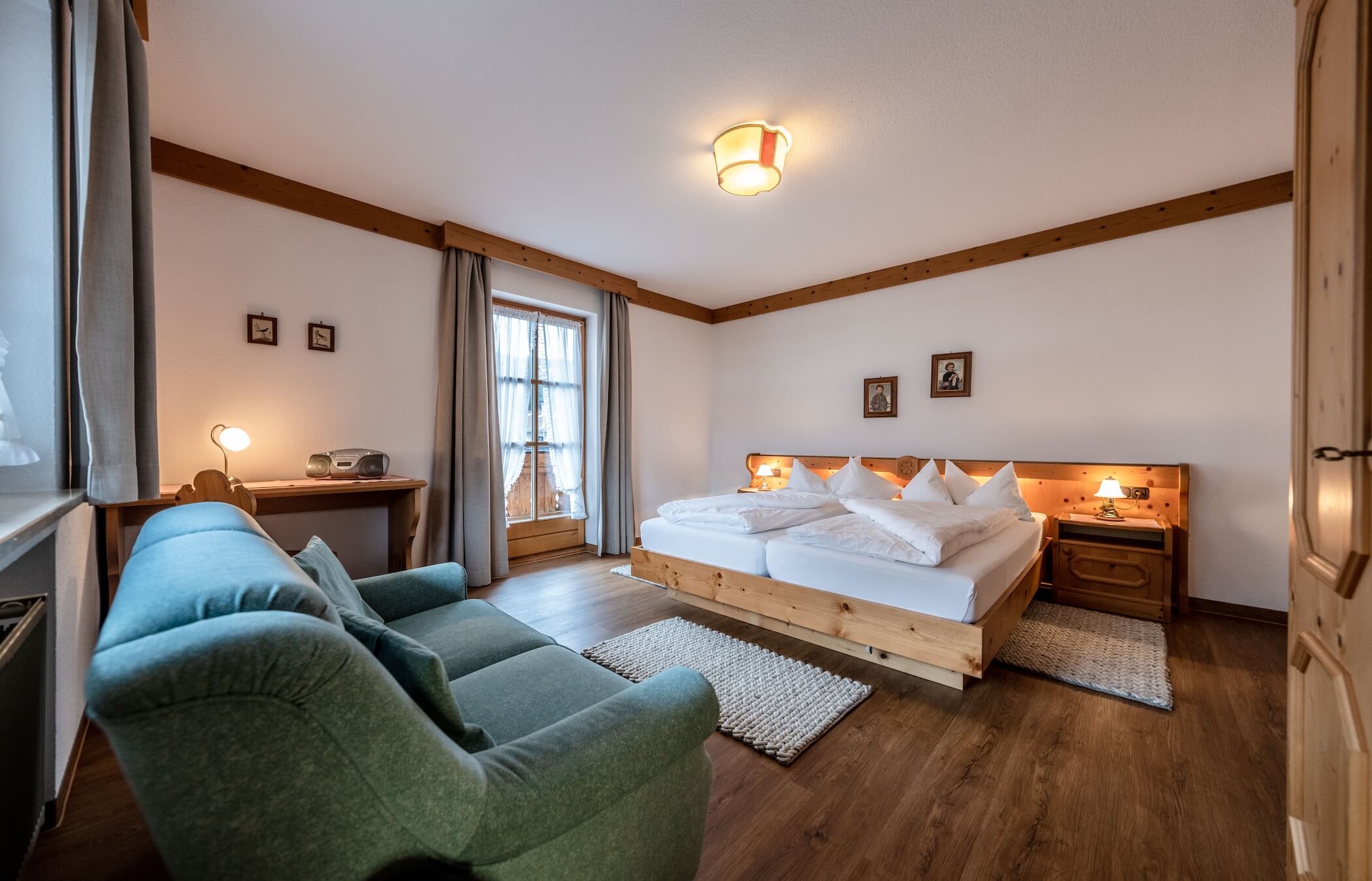 haus-elisabeth-mittenwald-aurikel-2023-schlafzimmer-3 Aurikel Ferienwohnungen Mittenwald - Haus Elisabeth