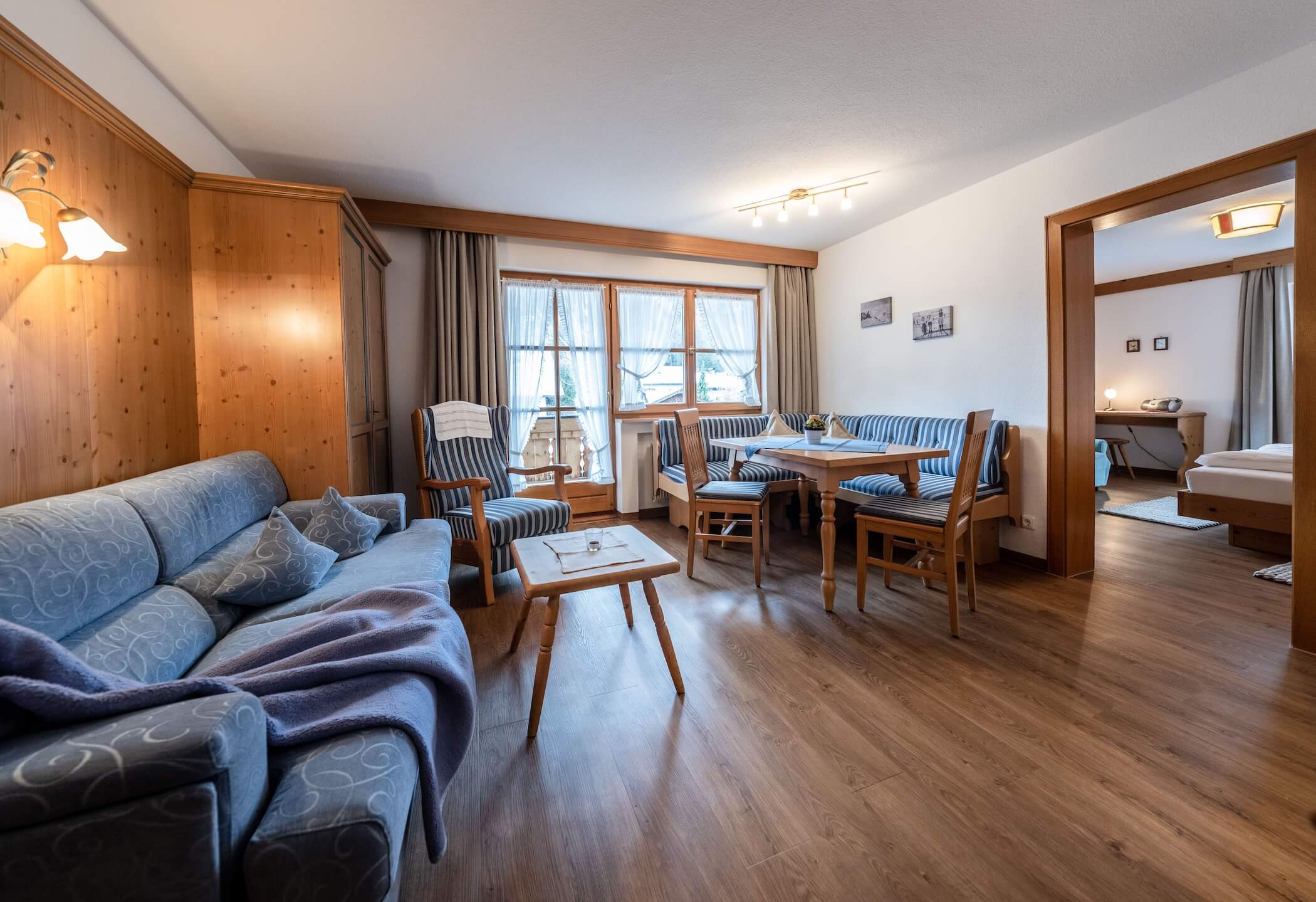 haus-elisabeth-mittenwald-aurikel-2023-wohnzschlaf Aurikel Ferienwohnungen Mittenwald - Haus Elisabeth